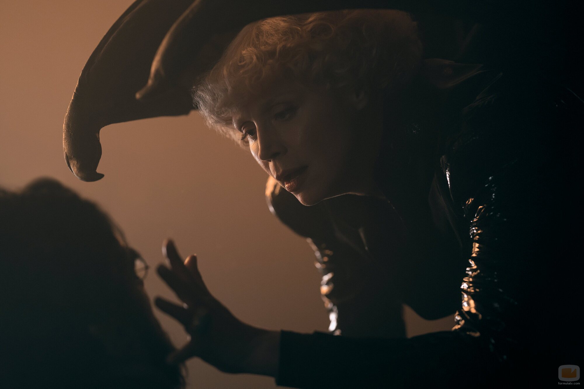 Gwendoline Christie y Sanjeev Bhaskar en la temporada 2 y el capítulo 01 de 'Sandman'