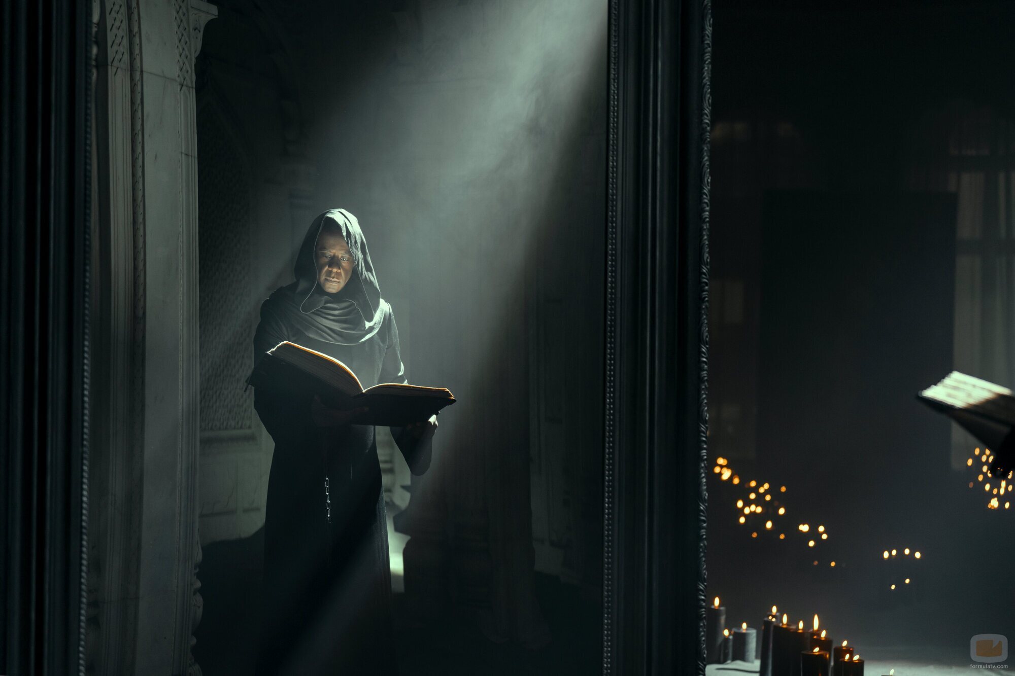 Adrian Lester en 2x01 'Estación de nieblas' de 'Sandman'