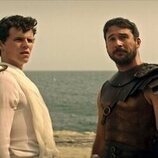 Barry Sloane y Ruairi O'Connor en el 2x05 de 'Sandman'