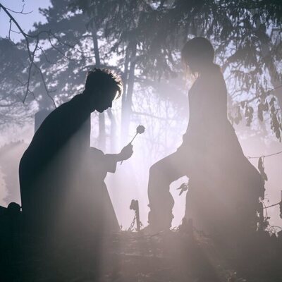 Esme Creed-Miles y Tom Sturridge en 2x06 'Sangre propia' de 'Sandman'