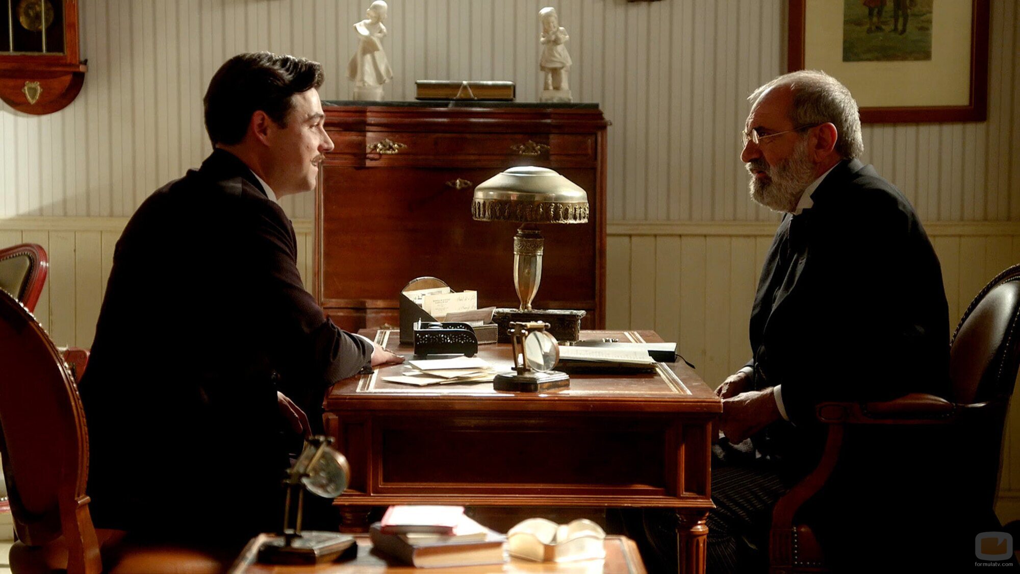 Joaquín Climent y Arturo García Sancho en 4x131 'Martes 24 de junio de 2025' de 'La promesa'