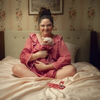 Megan Stalter en la temporada 1 y el capítulo 01 de 'Sin medida'
