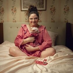 Megan Stalter en la temporada 1 y el capítulo 01 de 'Sin medida'