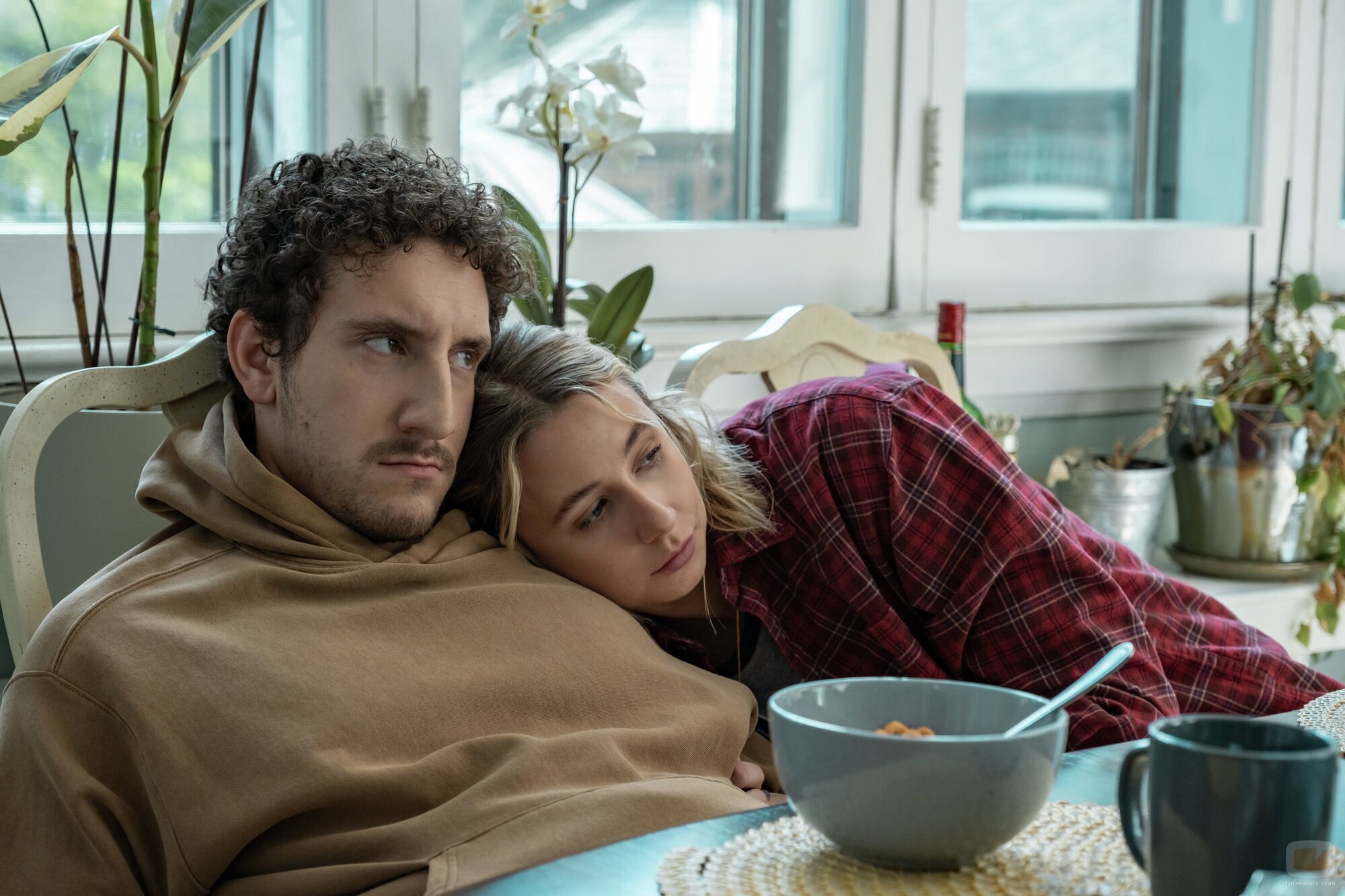 Malik Elassal y Lucy Freyer en 'Piloto' de 'Adults'