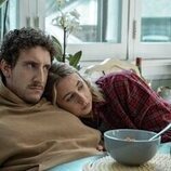 Malik Elassal y Lucy Freyer en 'Piloto' de 'Adults'