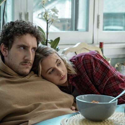 Malik Elassal y Lucy Freyer en 'Piloto' de 'Adults'