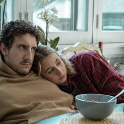 Malik Elassal y Lucy Freyer en 'Piloto' de 'Adults'