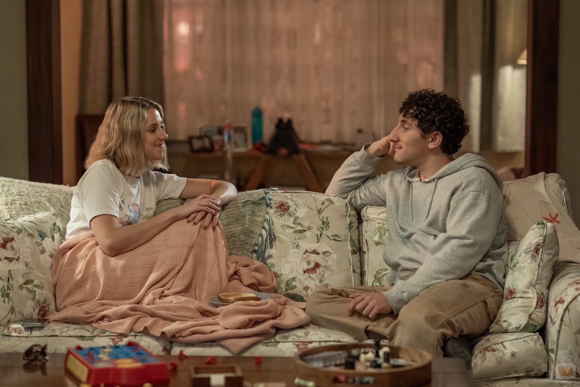 Malik Elassal y Lucy Freyer en la temporada 1 y el capítulo 02 de 'Adults'