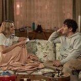 Malik Elassal y Lucy Freyer en la temporada 1 y el capítulo 02 de 'Adults'