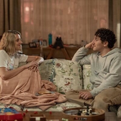 Malik Elassal y Lucy Freyer en la temporada 1 y el capítulo 02 de 'Adults'