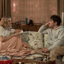 Malik Elassal y Lucy Freyer en la temporada 1 y el capítulo 02 de 'Adults'