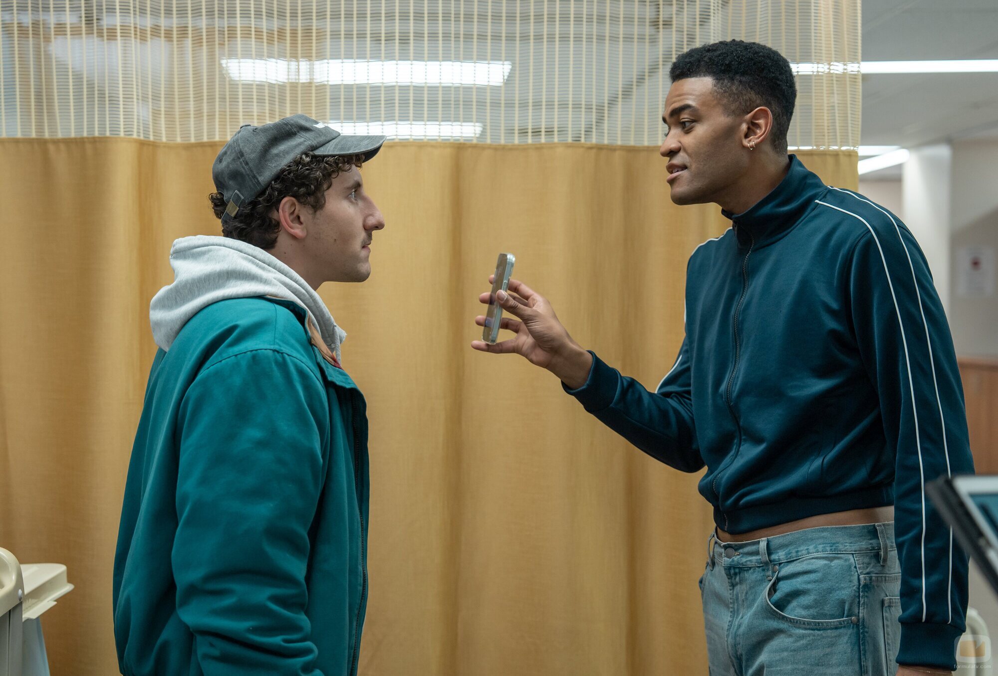 Owen Thiele y Malik Elassal en 1x02 'Empalada' de 'Adults'