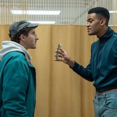 Owen Thiele y Malik Elassal en 1x02 'Empalada' de 'Adults'