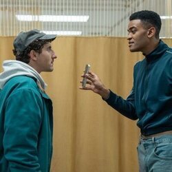 Owen Thiele y Malik Elassal en 1x02 'Empalada' de 'Adults'