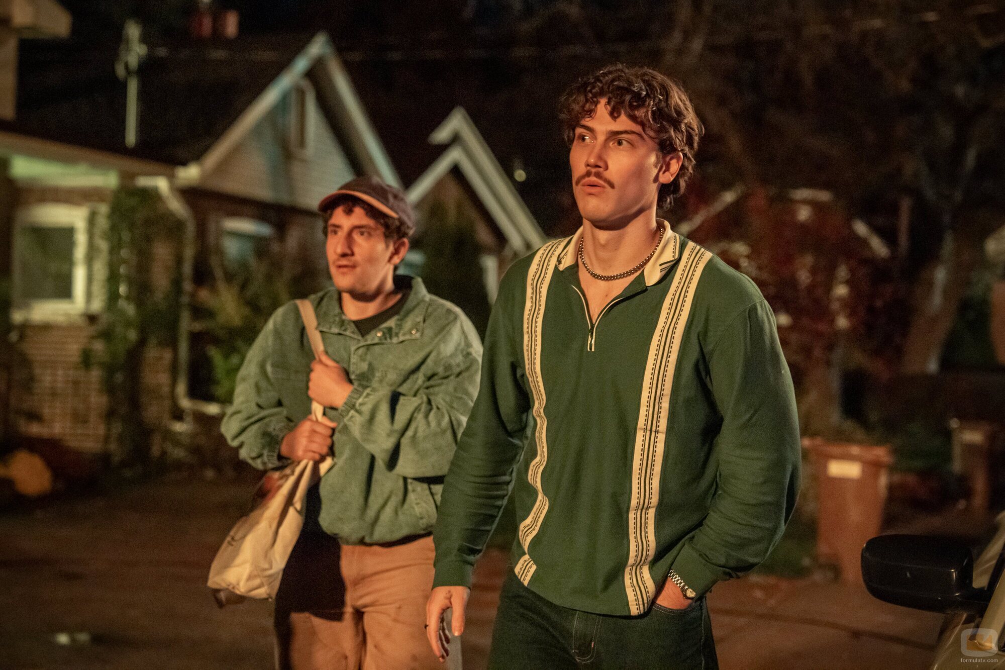 Malik Elassal y Jack Innanen en '¿Has visto a este hombre?' de 'Adults'