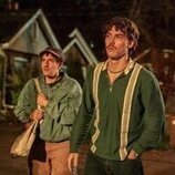 Malik Elassal y Jack Innanen en '¿Has visto a este hombre?' de 'Adults'