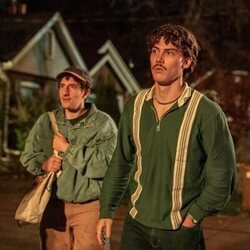 Malik Elassal y Jack Innanen en '¿Has visto a este hombre?' de 'Adults'