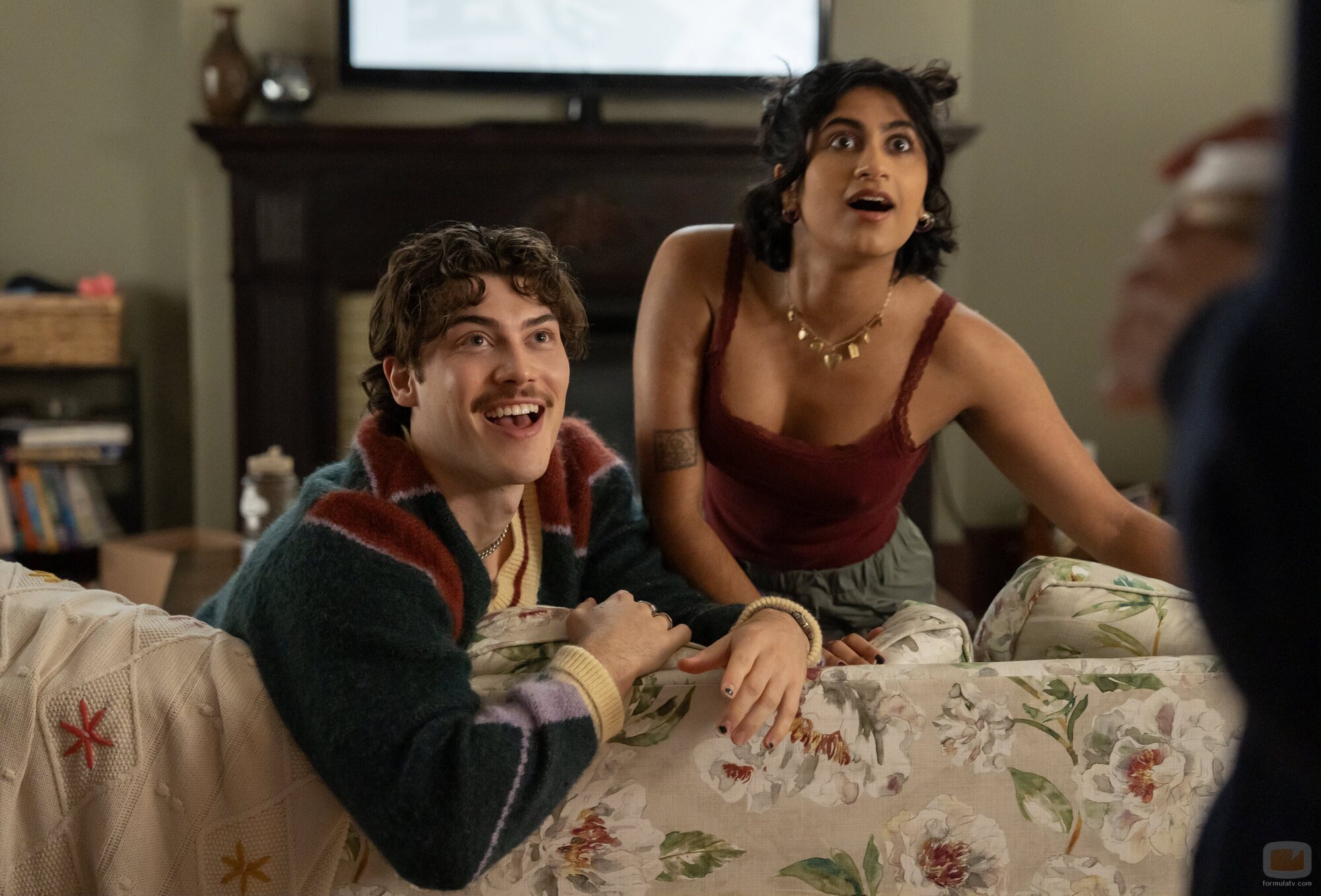 Jack Innanen y Amita Rao en 1x04 'Reglas de la casa' de 'Adults'