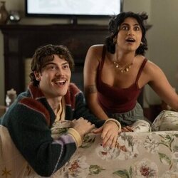 Jack Innanen y Amita Rao en 1x04 'Reglas de la casa' de 'Adults'