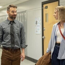 Charlie Cox y Lucy Freyer en 1x04 'Reglas de la casa' de 'Adults'