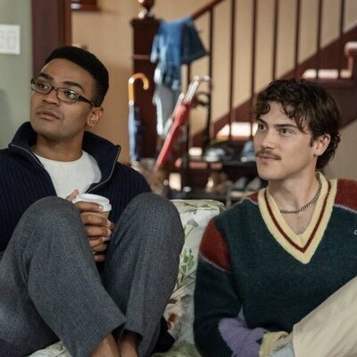 Owen Thiele y Jack Innanen en el 1x04 de 'Adults'