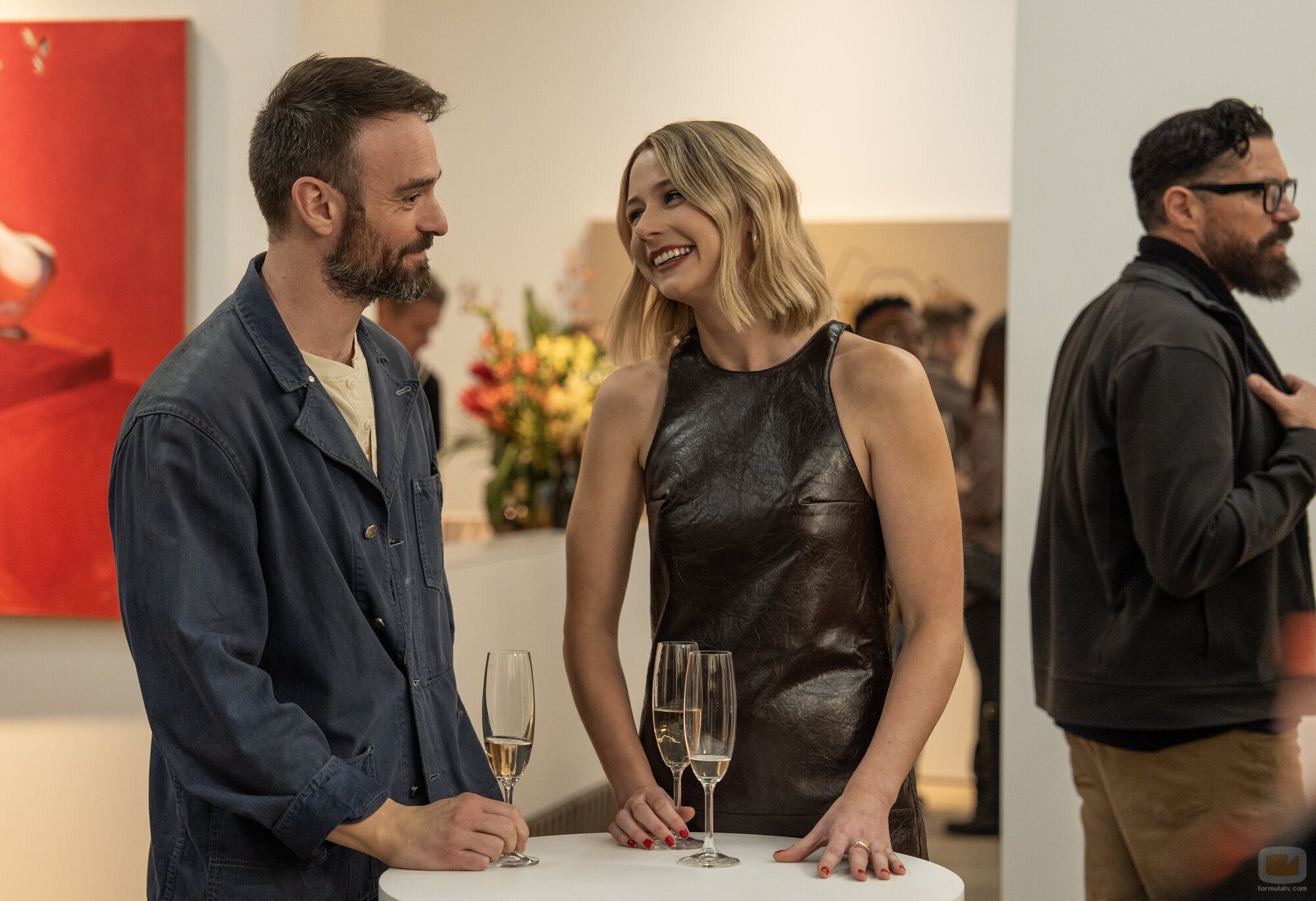 Charlie Cox y Lucy Freyer en la temporada 1 y el capítulo 05 de 'Adults'