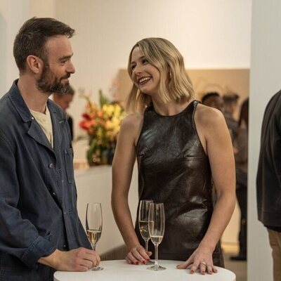 Charlie Cox y Lucy Freyer en la temporada 1 y el capítulo 05 de 'Adults'