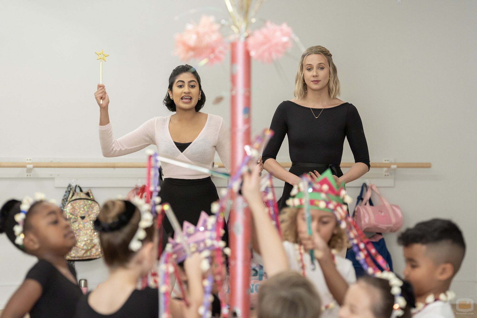 Lucy Freyer y Amita Rao en 1x07 'Annabelle' de 'Adults'