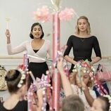 Lucy Freyer y Amita Rao en 1x07 'Annabelle' de 'Adults'