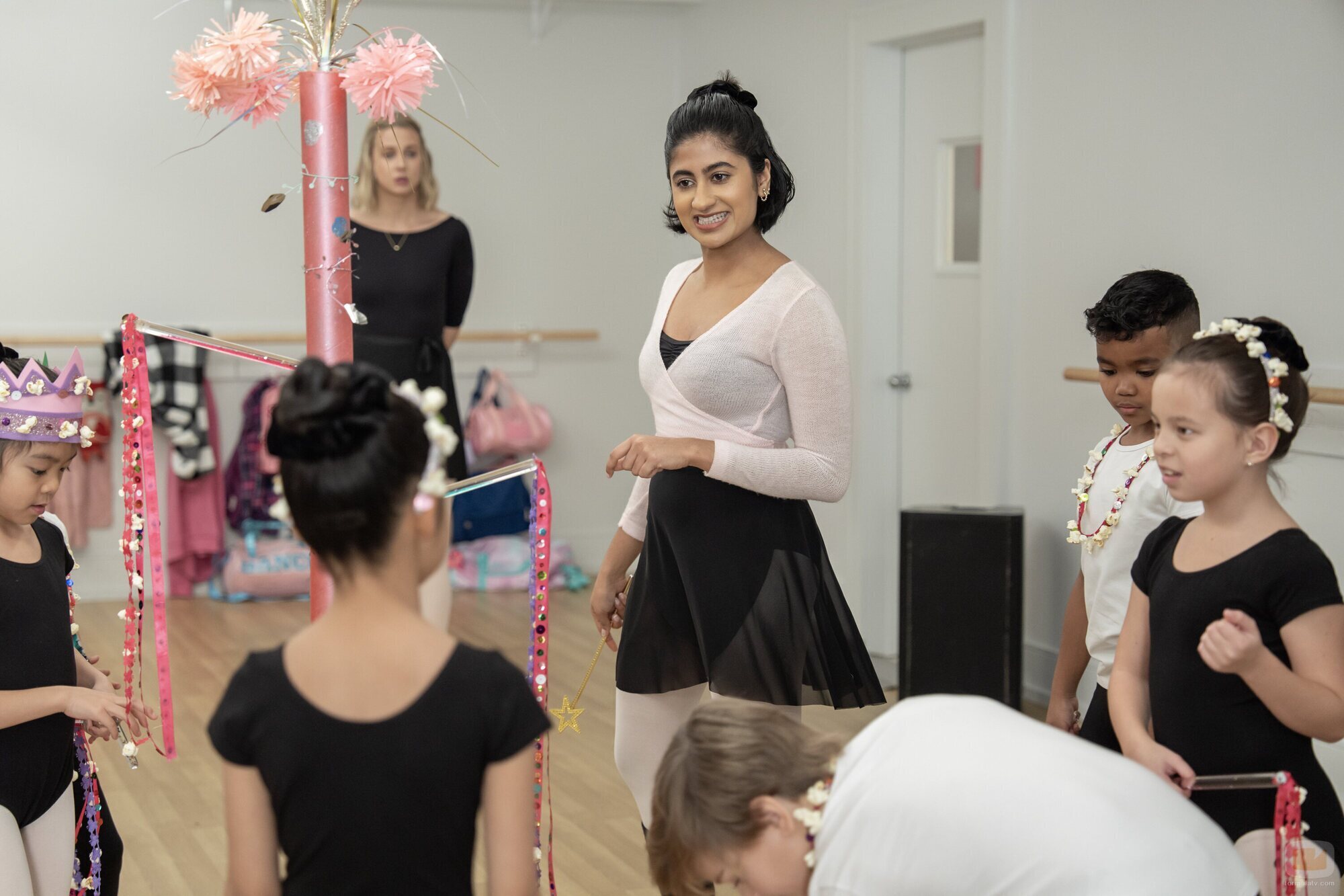 Lucy Freyer y Amita Rao en Capítulo 7 titulado 'Annabelle' de 'Adults'