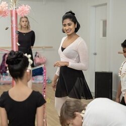 Lucy Freyer y Amita Rao en Capítulo 7 titulado 'Annabelle' de 'Adults'