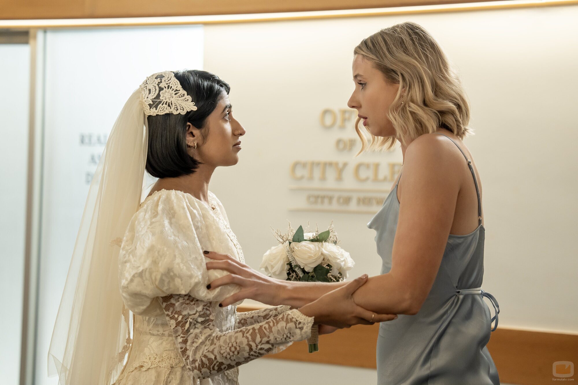 Lucy Freyer y Amita Rao en el 1x08 de 'Adults'