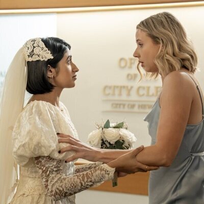 Lucy Freyer y Amita Rao en el 1x08 de 'Adults'