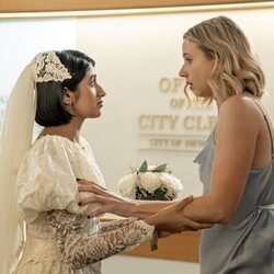 Lucy Freyer y Amita Rao en el 1x08 de 'Adults'