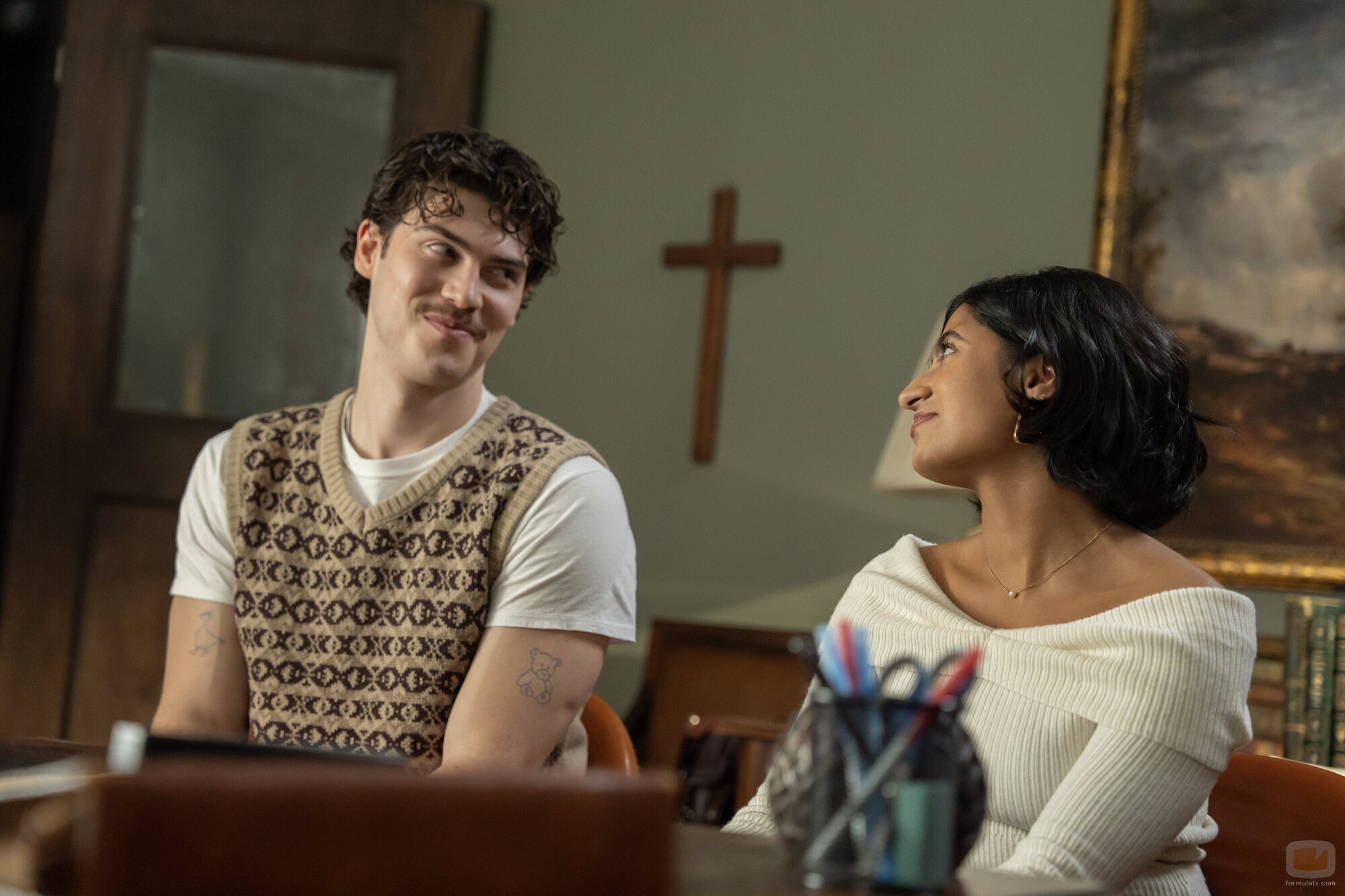 Jack Innanen y Amita Rao en 1x08 'El correo' de 'Adults'