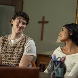 Jack Innanen y Amita Rao en 1x08 'El correo' de 'Adults'