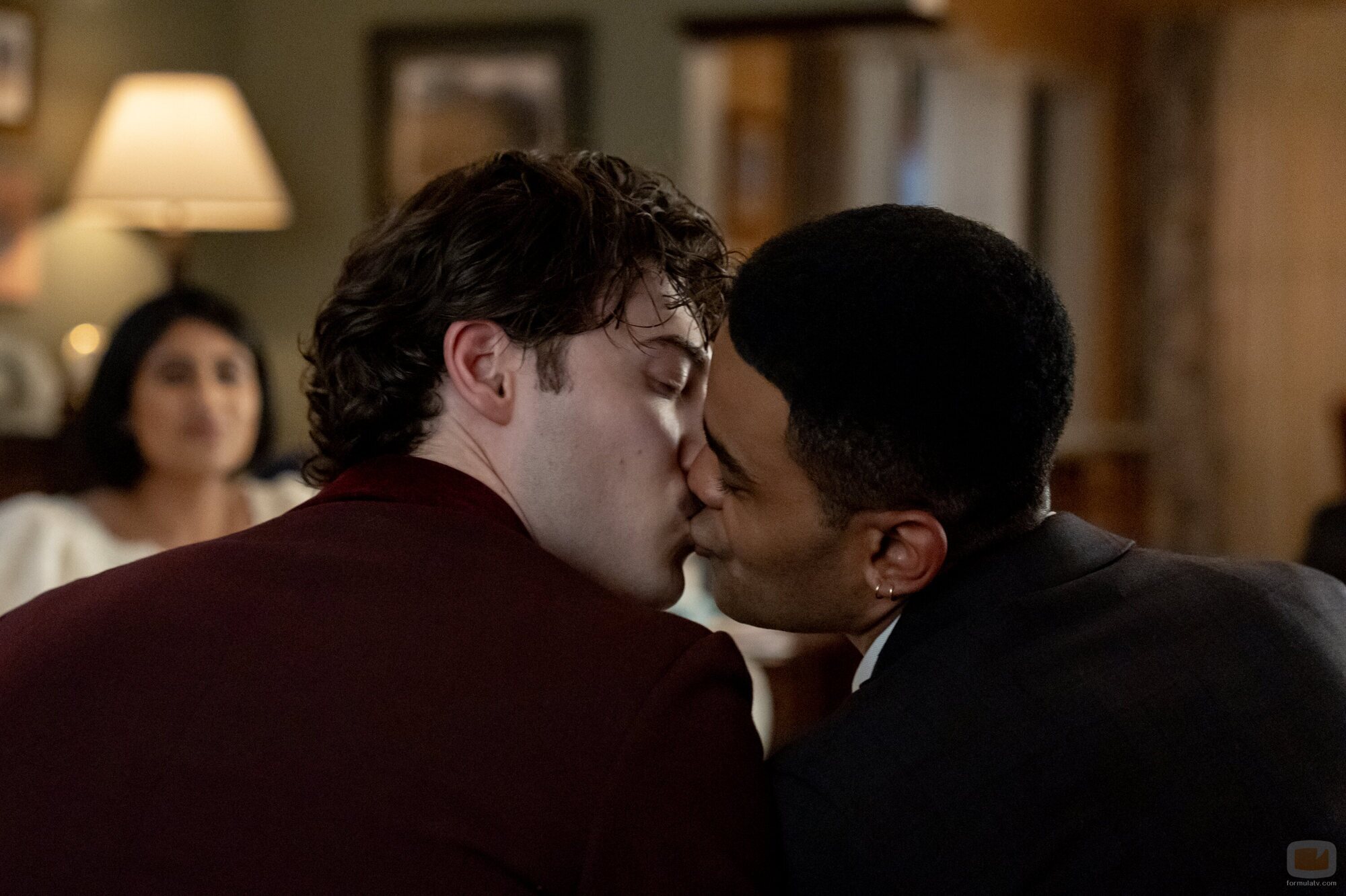 Owen Thiele y Jack Innanen en Capítulo 8 titulado 'El correo' de 'Adults'