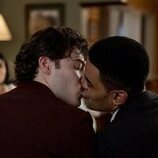 Owen Thiele y Jack Innanen en Capítulo 8 titulado 'El correo' de 'Adults'