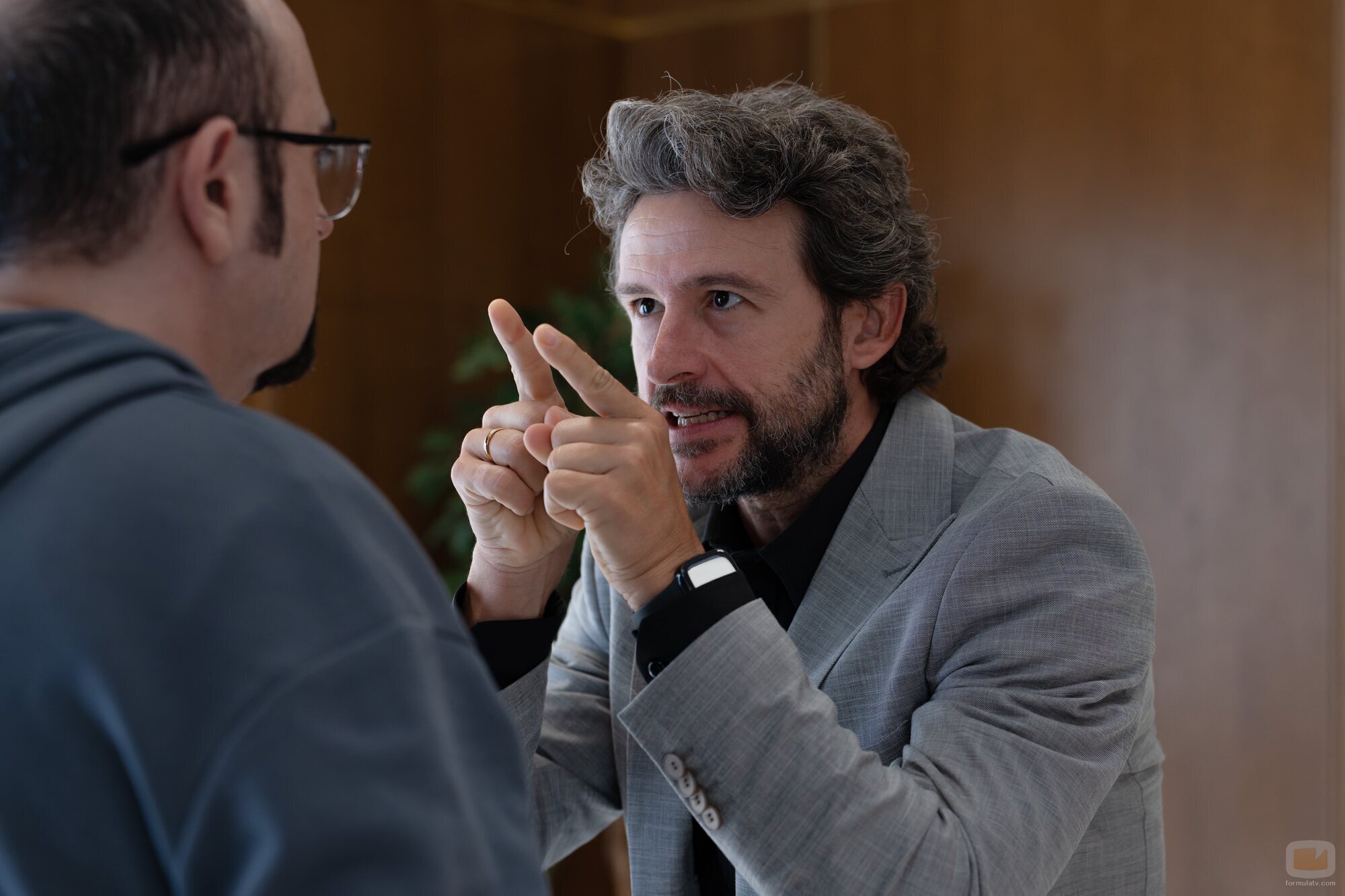 Chemi señala a Dámaso, en la temporada 3 de 'Muertos S.L.'