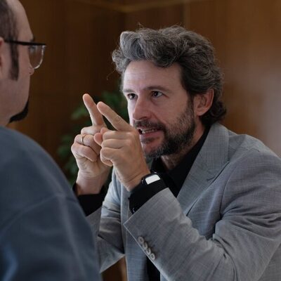 Chemi señala a Dámaso, en la temporada 3 de 'Muertos S.L.'