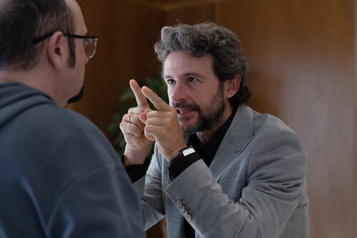 Chemi señala a Dámaso, en la temporada 3 de 'Muertos S.L.'