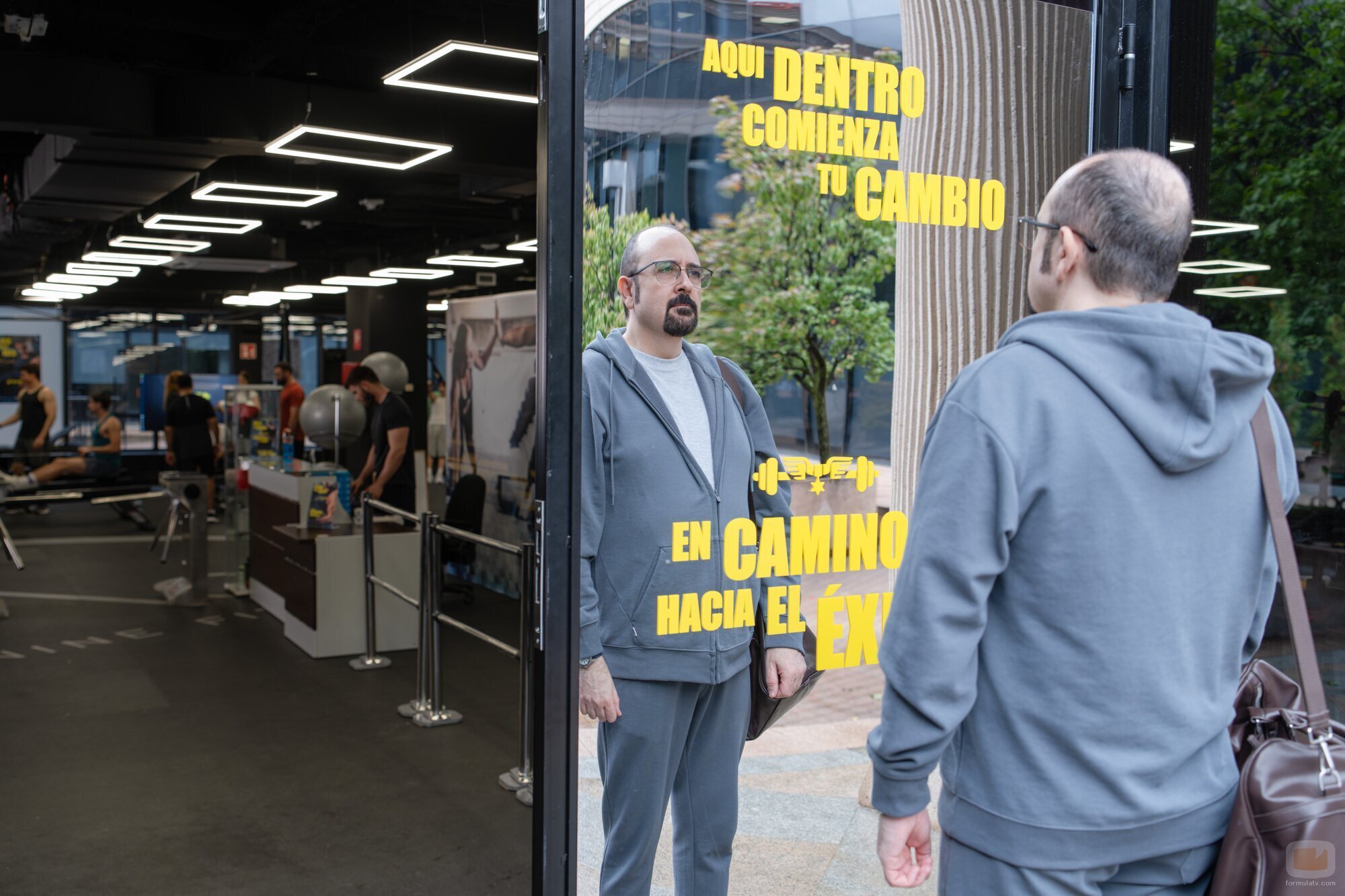 Dámaso (Carlos Areces), se mira en un espejo en 'Muertos S.L' (T3)