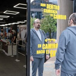 Dámaso (Carlos Areces), se mira en un espejo en 'Muertos S.L' (T3)