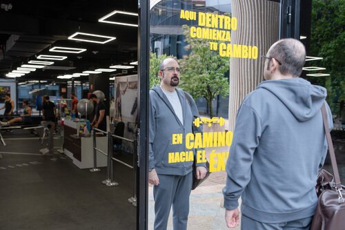 Dámaso (Carlos Areces), se mira en un espejo en 'Muertos S.L' (T3)