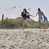 Lola Tung y Gavin Casalegno en 1x01 'Casa de verano' de 'El verano en que me enamoré'