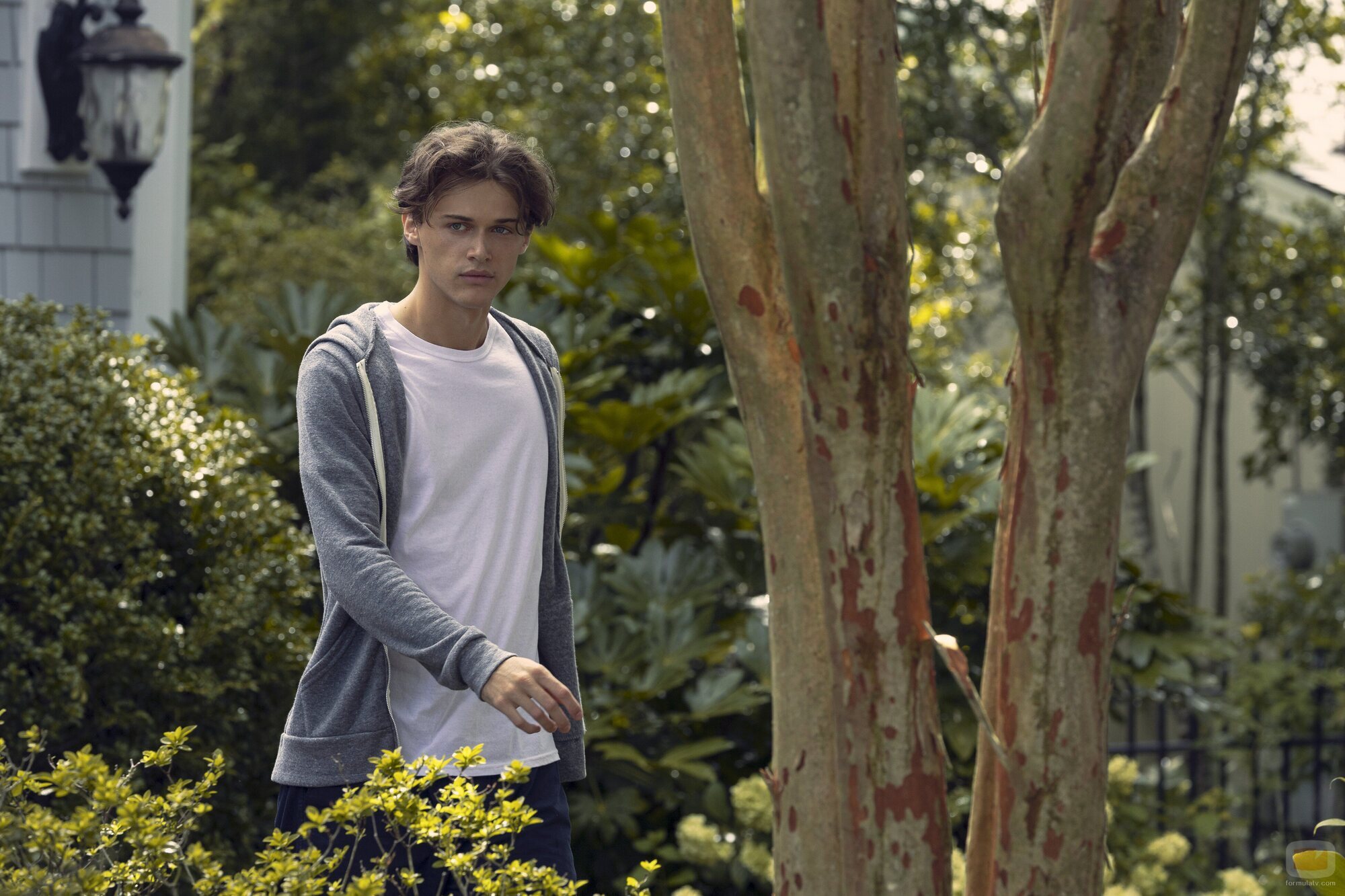 Christopher Briney en la temporada 1 y el capítulo 01 de 'El verano en que me enamoré'