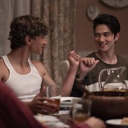 Gavin Casalegno y Sean Kaufman en 1x01 titulado 'Casa de verano' de 'El verano en que me enamoré'