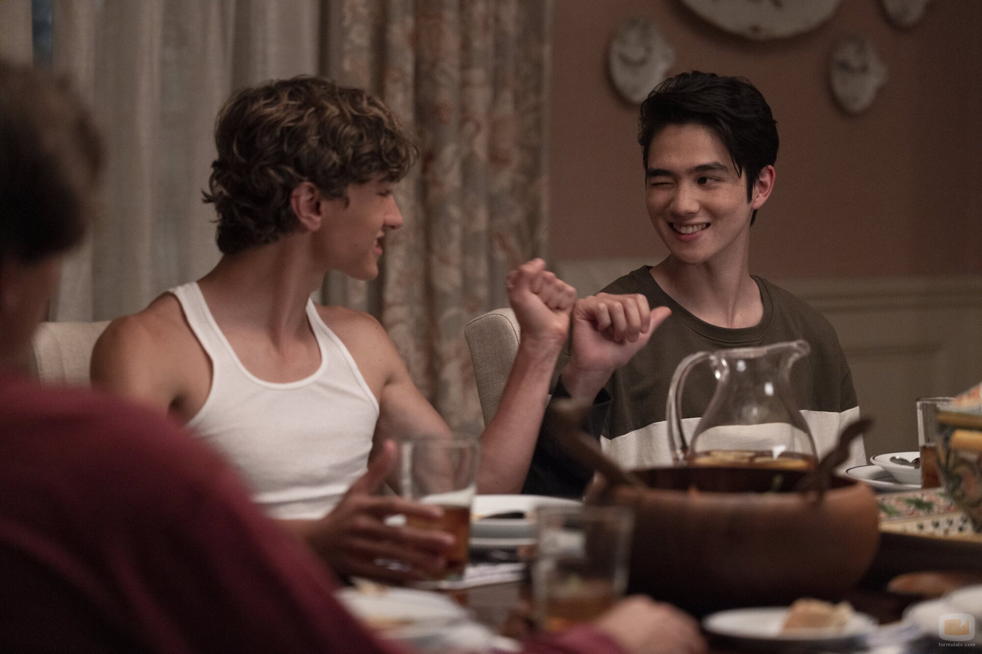 Gavin Casalegno y Sean Kaufman en 1x01 titulado 'Casa de verano' de 'El verano en que me enamoré'