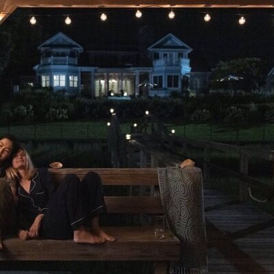 Rachel Blanchard y Jackie Chung en 'Casa de verano' de 'El verano en que me enamoré'
