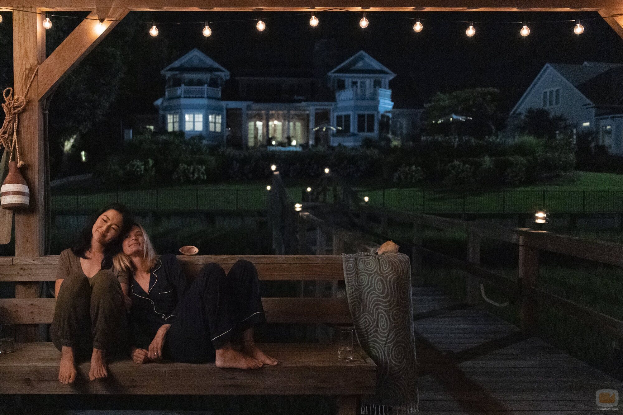 Rachel Blanchard y Jackie Chung en 'Casa de verano' de 'El verano en que me enamoré'